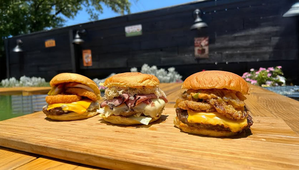 When you think of the best burgers in Houston, what comes to mind? Juicy patties, melty cheese, maybe a pile of crispy fries on the side? At Burger Vibe in Houston Heights, we love all those classics but we’re on a mission to go beyond the ordinary.